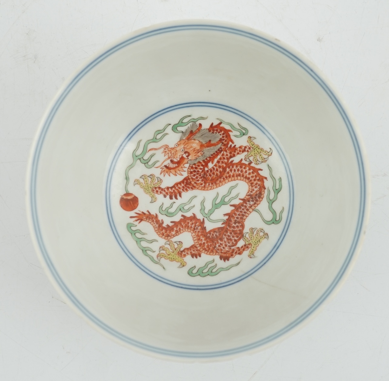 A Chinese wucai ‘dragon and phoenix’ bowl, early 20th century, diameter 15cm